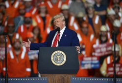 特朗普称将把进口钢铁关税提高至50%