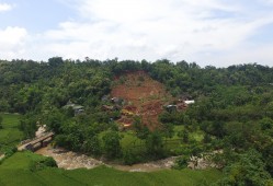 印尼西爪哇省山体滑坡已致8死12伤