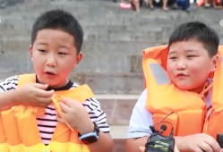 “敲”响龙舟梦的8岁双胞胎兄弟