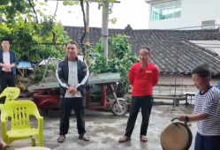 “敲”响龙舟梦的8岁双胞胎兄弟