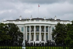 特朗普政府下令美使领馆暂停留学生新签证面试