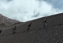 节日在战位：天山深处 英沿前哨官兵踏上巡逻路