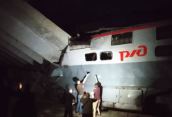 俄罗斯布良斯克州一桥梁坍塌 已致数十人伤亡