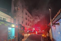 韩国忠清南道瑞山市一旅馆发生火灾 致1死17伤