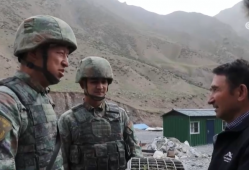 节日在战位：天山深处 英沿前哨官兵踏上巡逻路