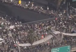 500名美海军陆战队员待命 准备部署至洛杉矶