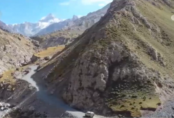 节日在战位：天山深处 英沿前哨官兵踏上巡逻路