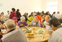 含“金”量提升！银发经济跑出“加速度” 焕发消费“青春活力”