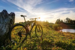 “速降少年”公共场所炫技意外频发 速降运动应如何规范发展？