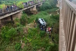 南非一巴士坠桥 已致3死12伤
