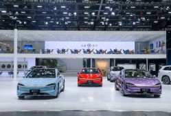 小米YU7三分钟破局，华为汽车困守迷城