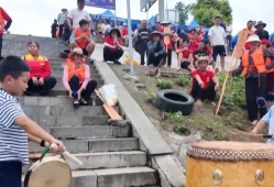 “敲”响龙舟梦的8岁双胞胎兄弟