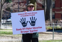 签证政策没谱 印度学生对赴美留学“深感焦虑”