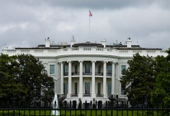 “死磕”哈佛只因曾被拒入学？特朗普回应：本人毕业于沃顿商学院