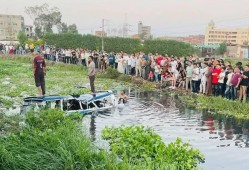 埃及一小巴车翻入水中 造成7人死亡1人受伤