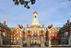 “死磕”哈佛只因曾被拒入学？特朗普回应：本人毕业于沃顿商学院