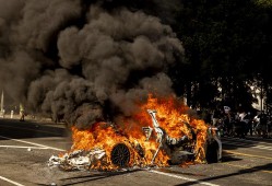 洛杉矶警察局称已逮捕至少50人 使用600多发非致命弹药