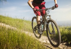 “速降少年”公共场所炫技意外频发 速降运动应如何规范发展？